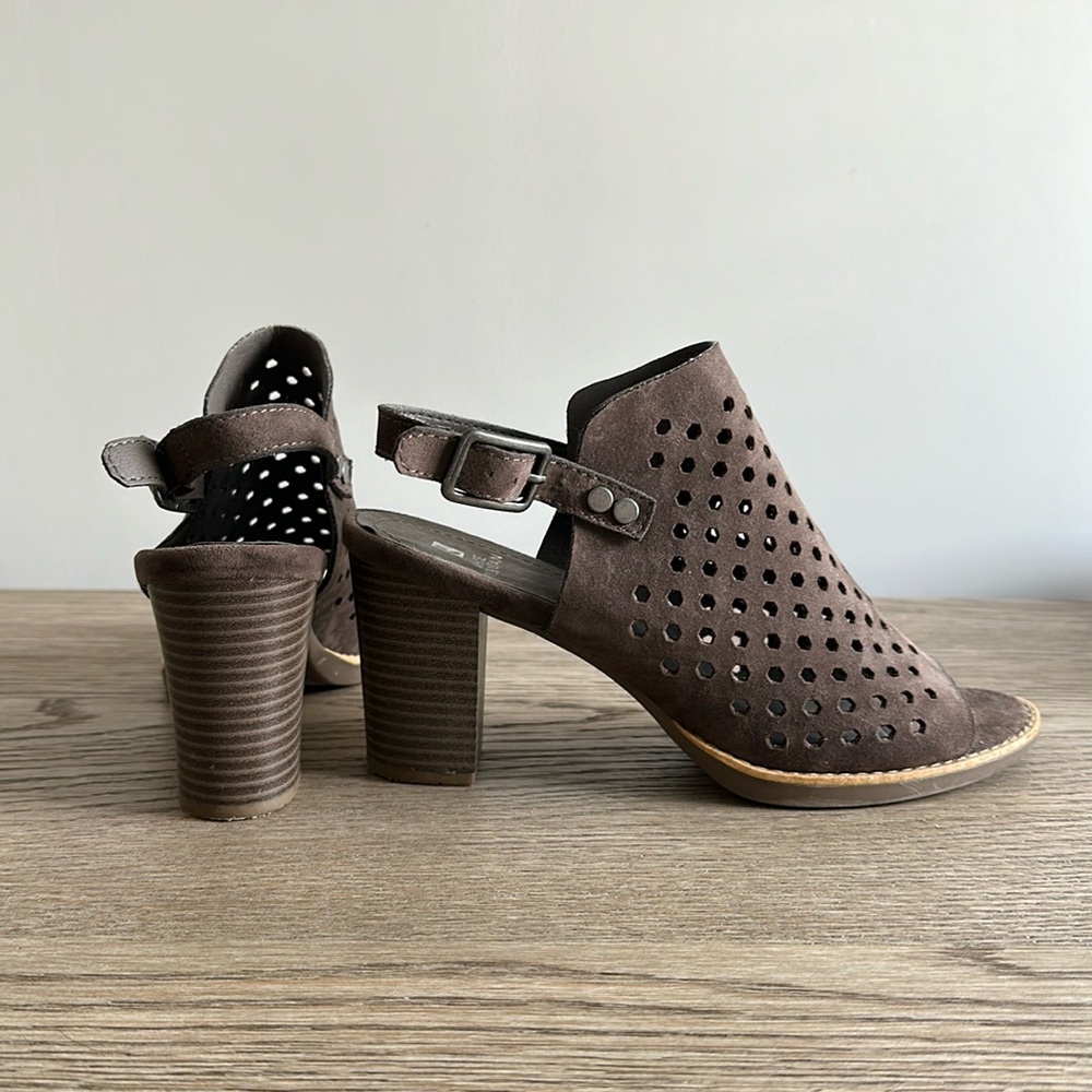 White mountain Heels